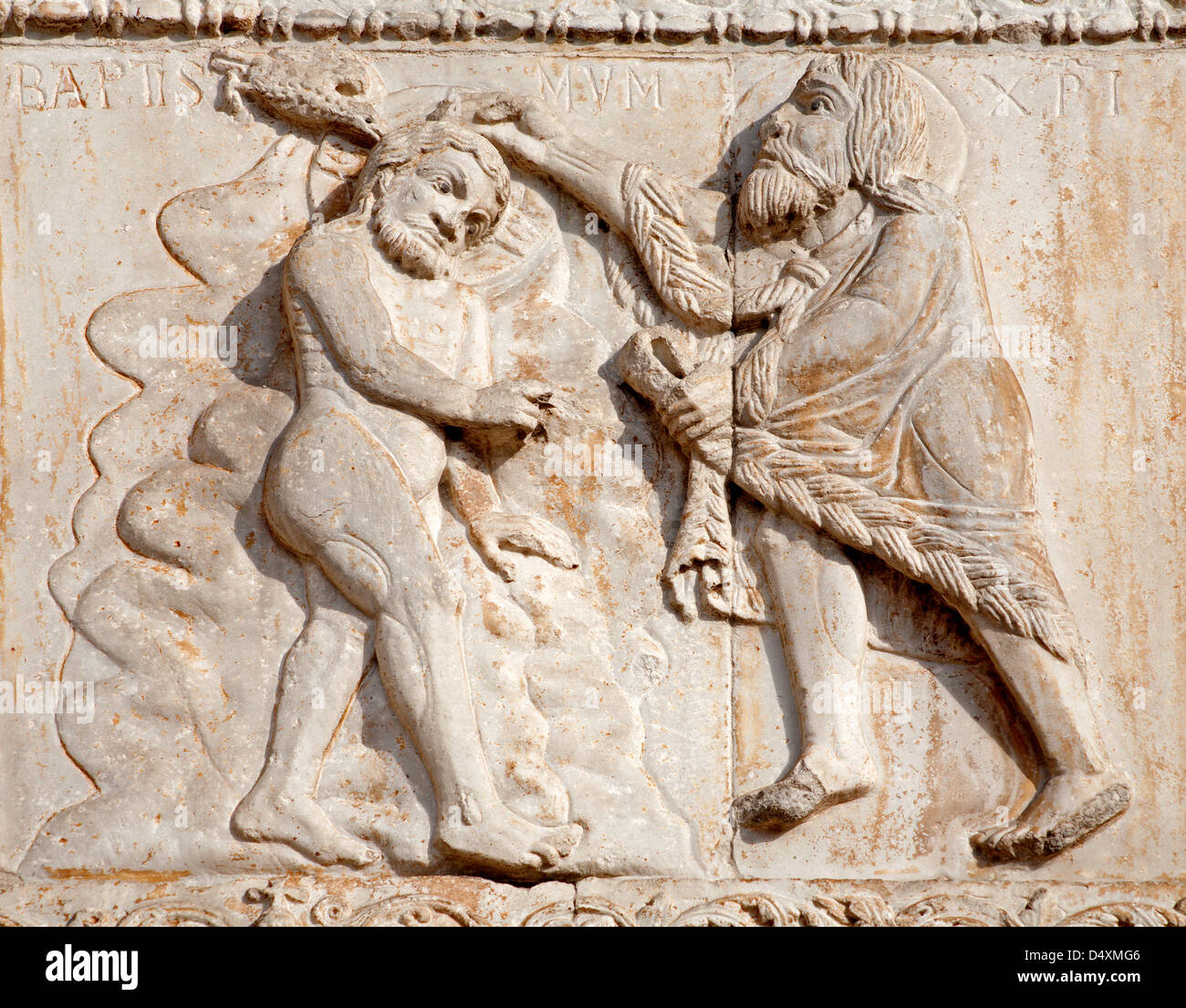 VERONA - 27.Januar: Taufe Jesu aus romanischen Basilika San Zeno. Relief ist Werk des Bildhauers Nikolaus Stockfoto