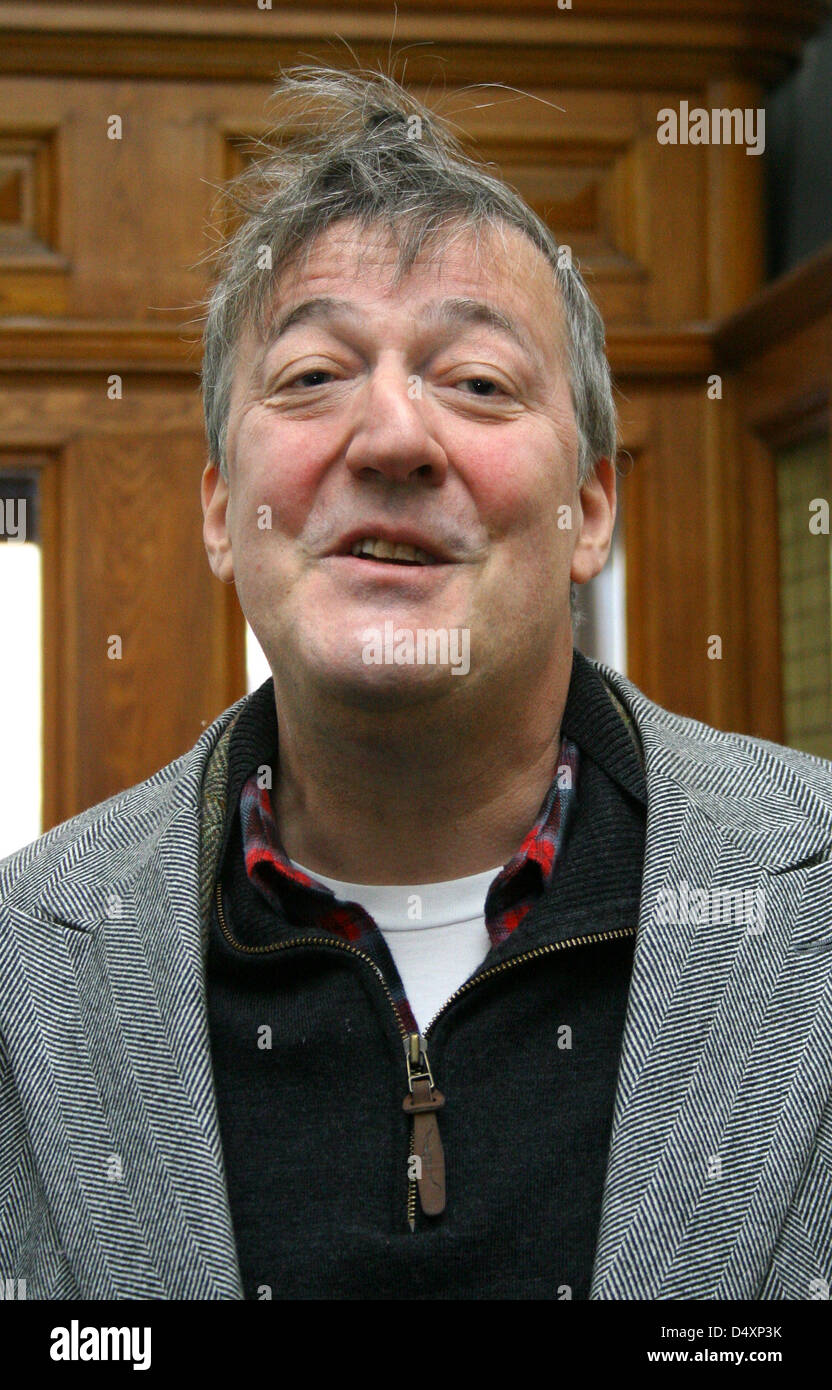 14. März 2013 - St. Petersburg, Russland - März 14,2013.St.Petersburg,Russia. Im Bild: Englischer Schauspieler und Schriftsteller Stephen Fry in St. Petersburg... Der bekannte britische Schauspieler, Schriftsteller und Humorist Stephen Fry ist in St. Petersburg für Dreharbeiten zu einem Spielfilm über Probleme der LGBT-Gemeinschaft in Russland angekommen. (Kredit-Bild: © PhotoXpress/ZUMAPRESS.com) Stockfoto