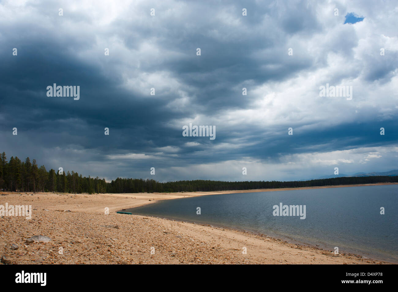 Wogende Gewitterwolken sind ein willkommener Anblick an einem Bergsee, der den Effekt einer lang andauernden Dürre anzeigt. Stockfoto