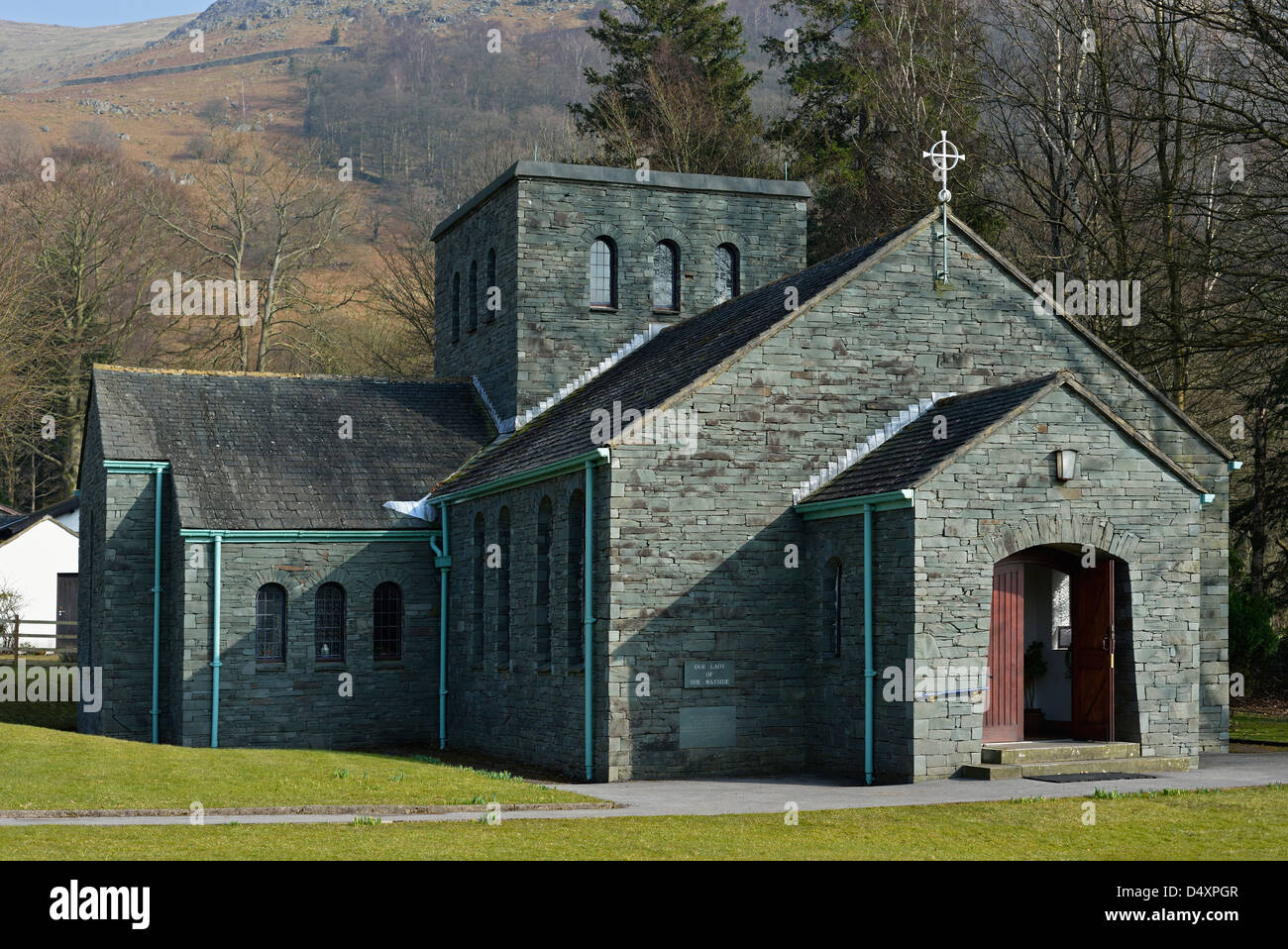Kirche der Muttergottes von der Strecke. Grasmere, Nationalpark Lake District, Cumbria, England, Vereinigtes Königreich, Europa. Stockfoto