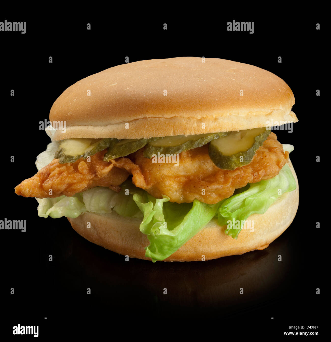 Hamburger auf schwarzem Hintergrund Stockfoto