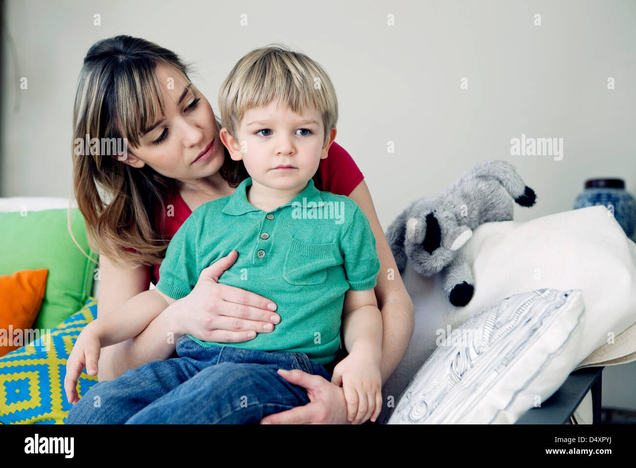 Kind 2 Jahre Nachts Bauchschmerzen 2 bauch -Fotos und -Bildmaterial in hoher Auflösung – Alamy