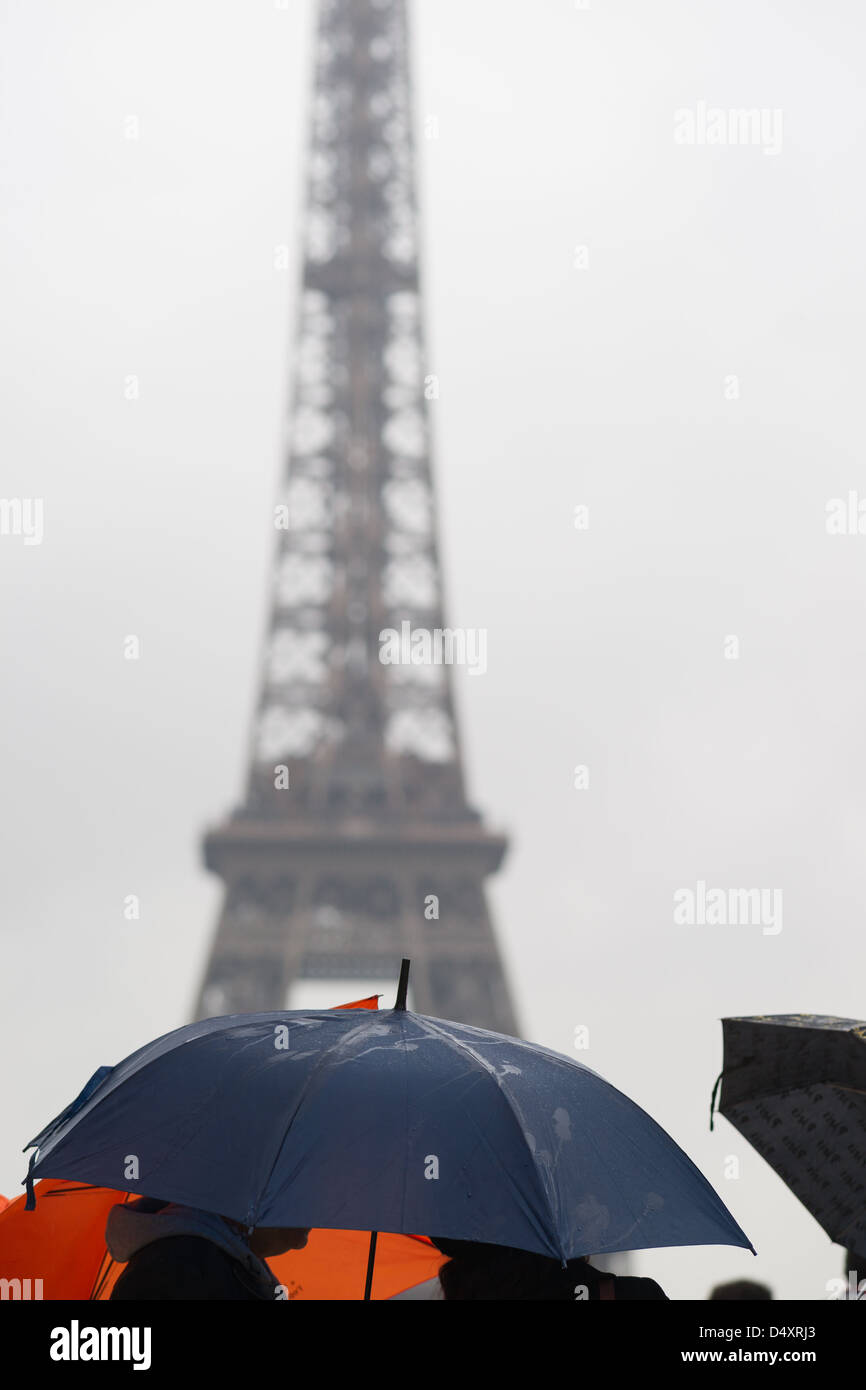 Eiffelturm in der Regen Stockfoto