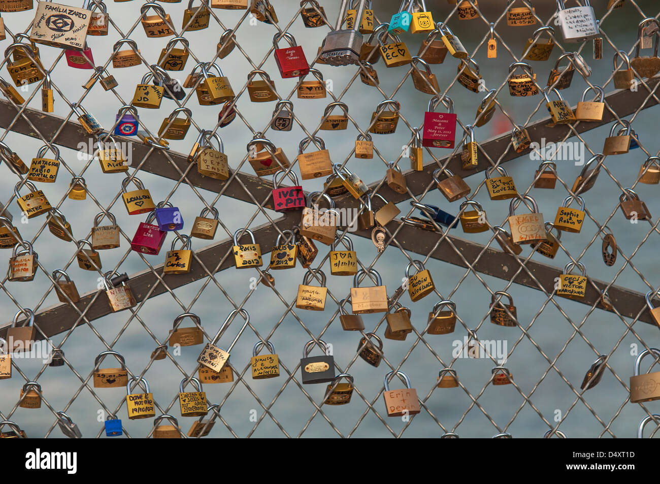 Bild der Liebe Vorhängeschlösser Brücke im Stadtzentrum von Paris. Stockfoto