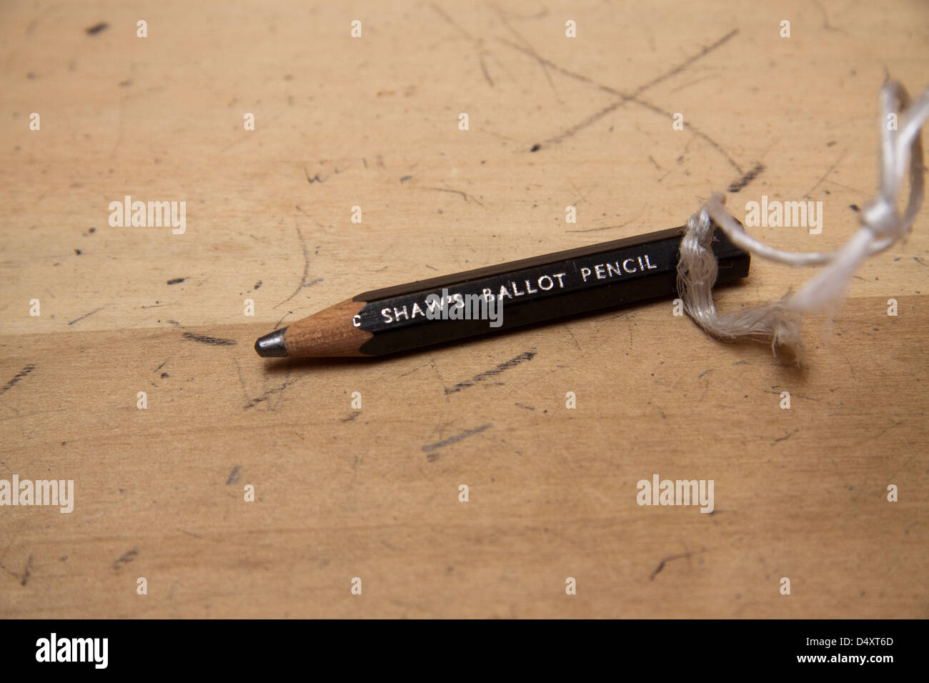 Stubby Bleistift an einer Schnur in Wahlkabinen verwendet Stockfoto