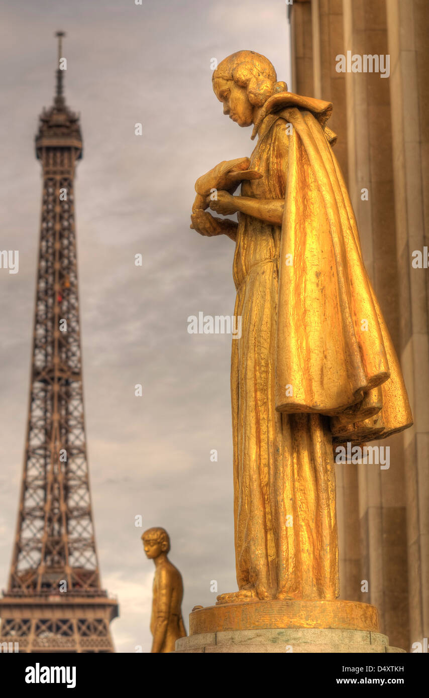 HDR-Bild die goldene Statue mit Eiffelturm im Hintergrund in Paris, Frankreich. Stockfoto