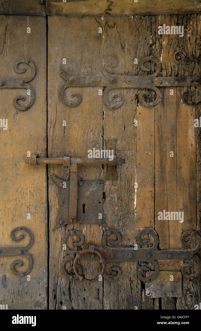 Alte Tür, Saint Jacques Church, Villefranche de Conflent, Östliche Pyrenäen, Languedoc-Roussillon, Frankreich Stockfoto