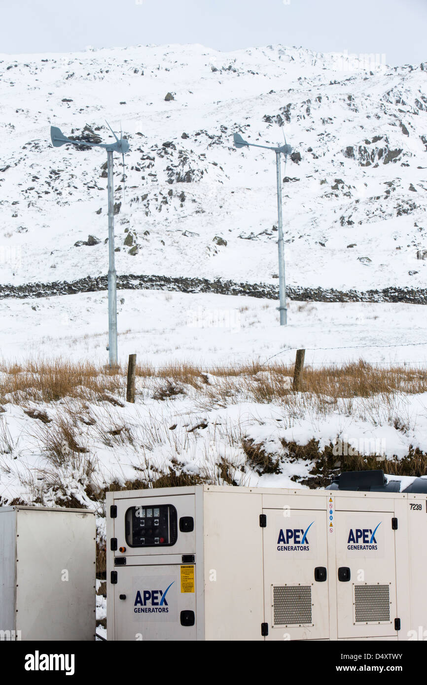 Windenergieanlagen und sichern von Diesel-Generatoren antreiben Kirkstone Pass Inn, Lake District, Cumbria, UK. Stockfoto