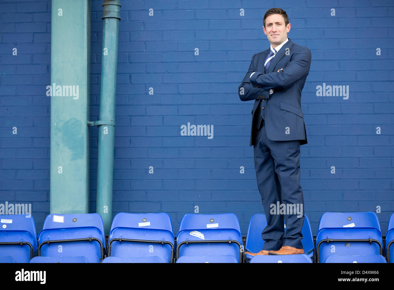 Oldham, Großbritannien. 20. März 2013. Oldham Athletic Football Club, Boundary Park zeigen ihre neuen Manager Lee Johnson, Lee ist der jüngste Manager in der Football League.      Bildnachweis: Mark Waugh / Alamy Live News Stockfoto