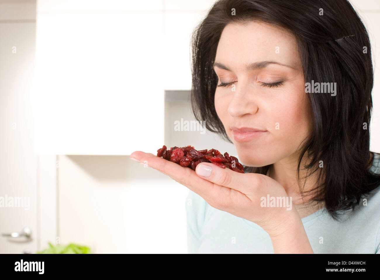 Frau mit getrockneten cranberries Stockfoto