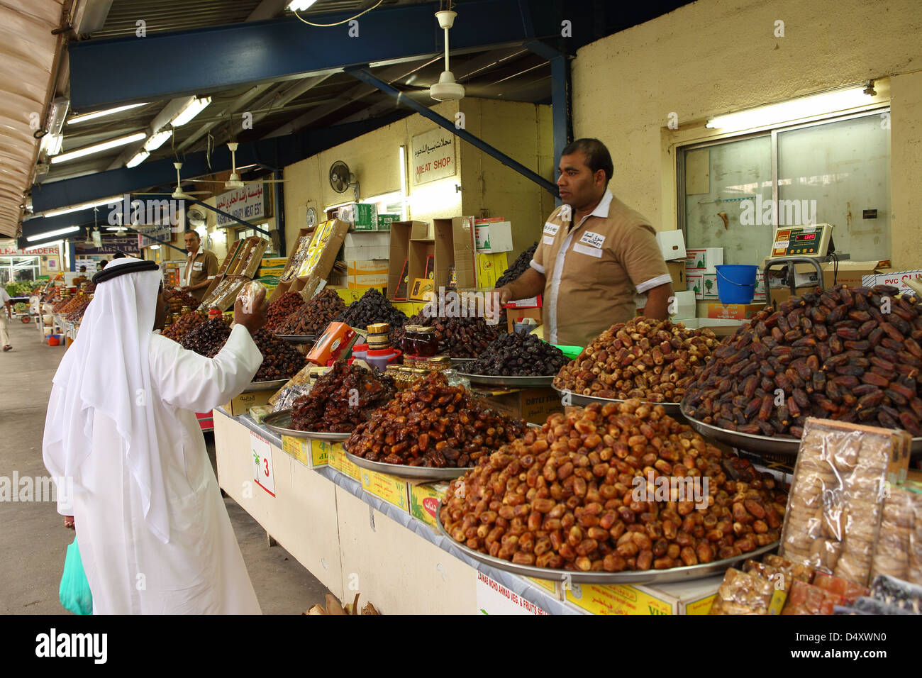 Mann, Verkauf Termine am Markt, Dubai, Vereinigte Arabische Emirate Stockfoto