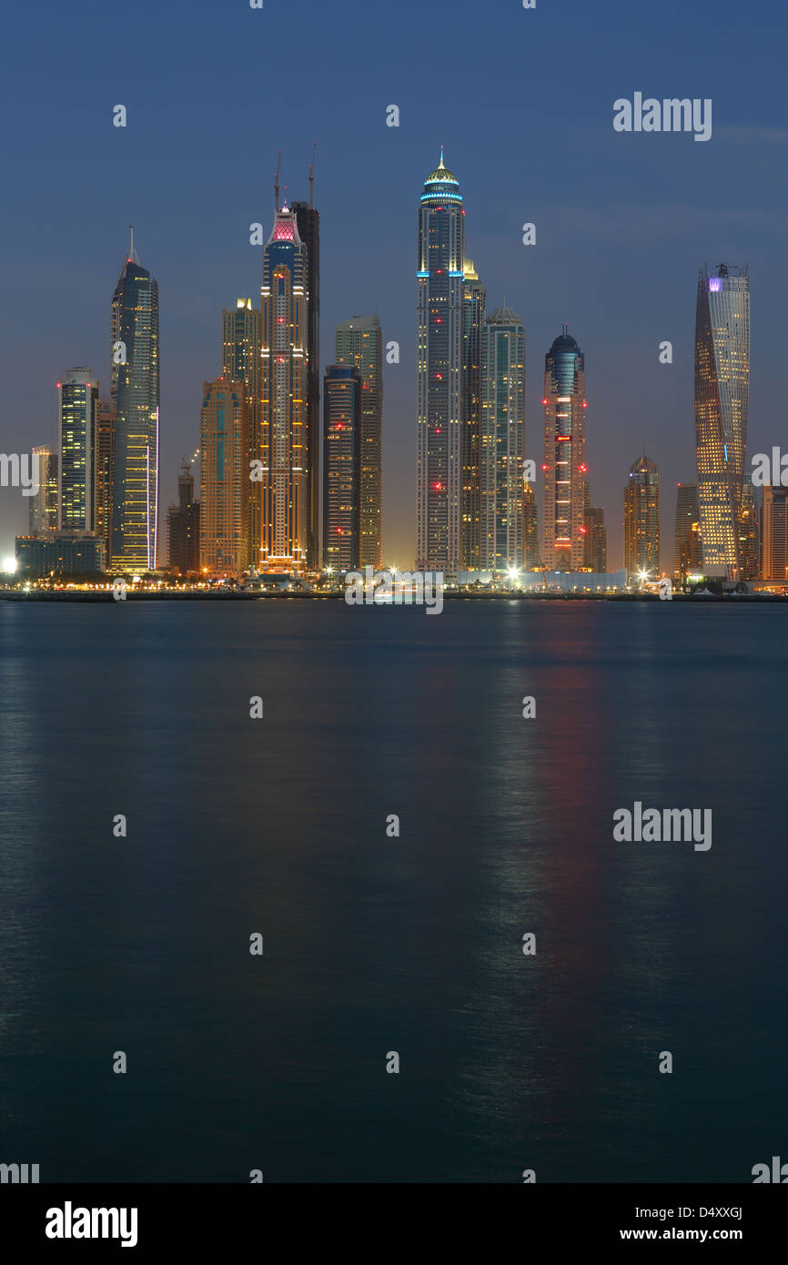Skyline von Dubai Marina in der Abenddämmerung, Vereinigte Arabische Emirate Stockfoto
