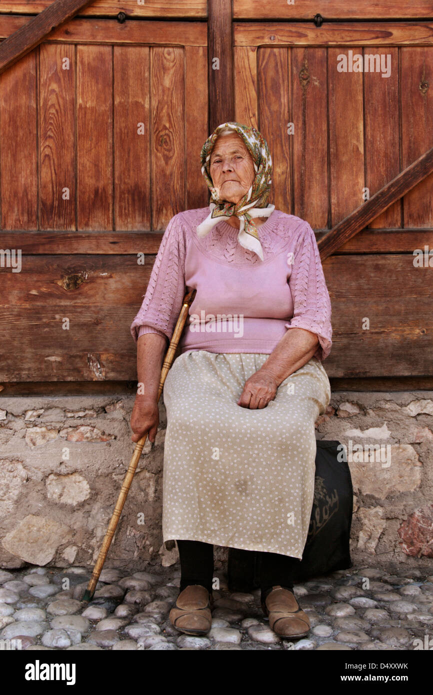 Alte Frau sitzt auf den Straßen von Sarajevo Stockfoto