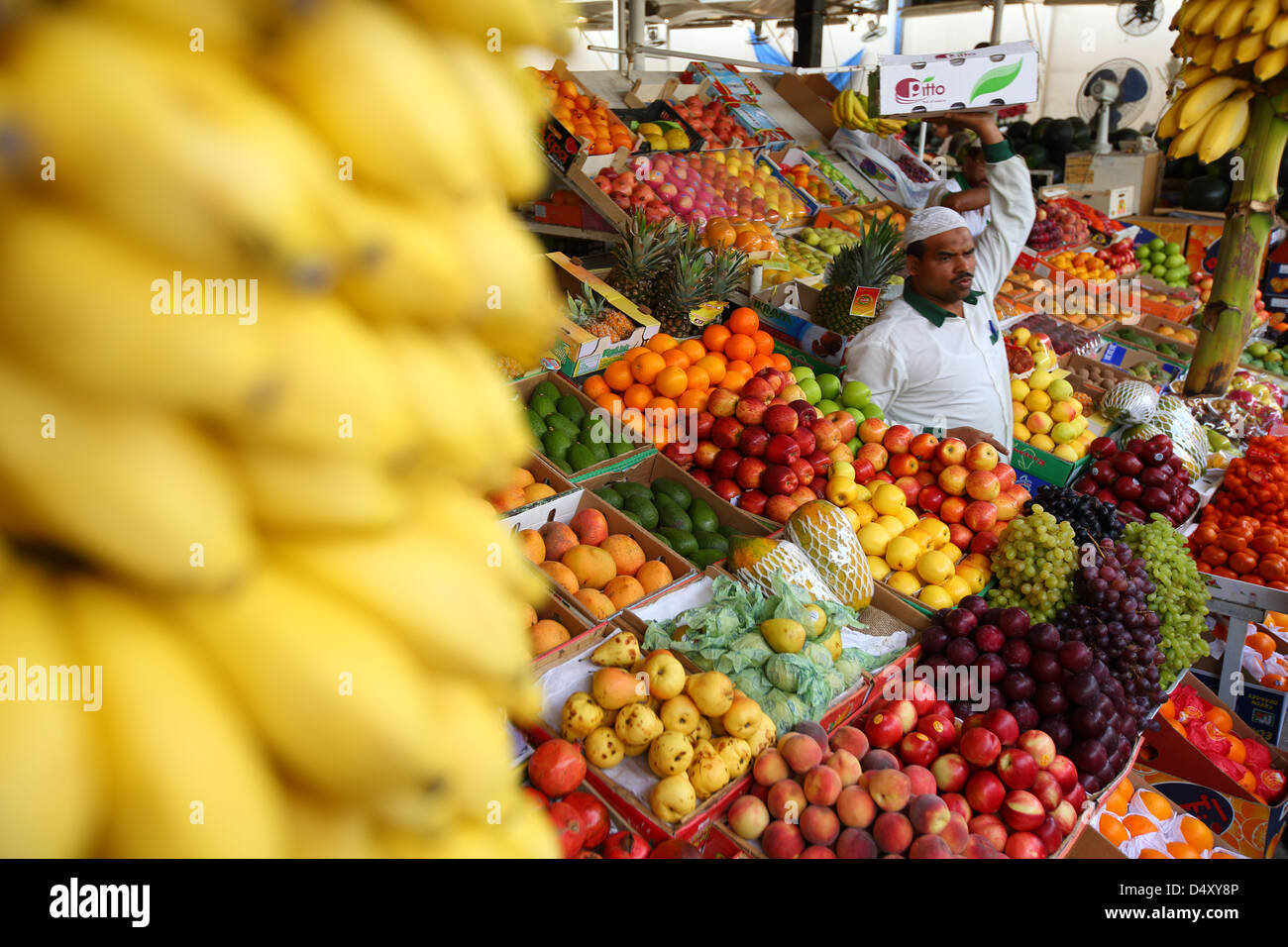 Mann trägt Feld am Gemüsemarkt, Dubai, Vereinigte Arabische Emirate Stockfoto