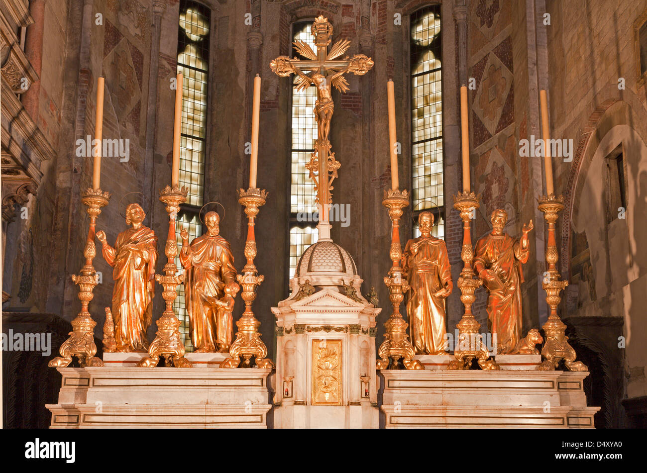 VERONA - 28.Januar: Altar aus dem Jahr 1752 im Heiligtum der Kirche San Fermo Maggiore Stockfoto