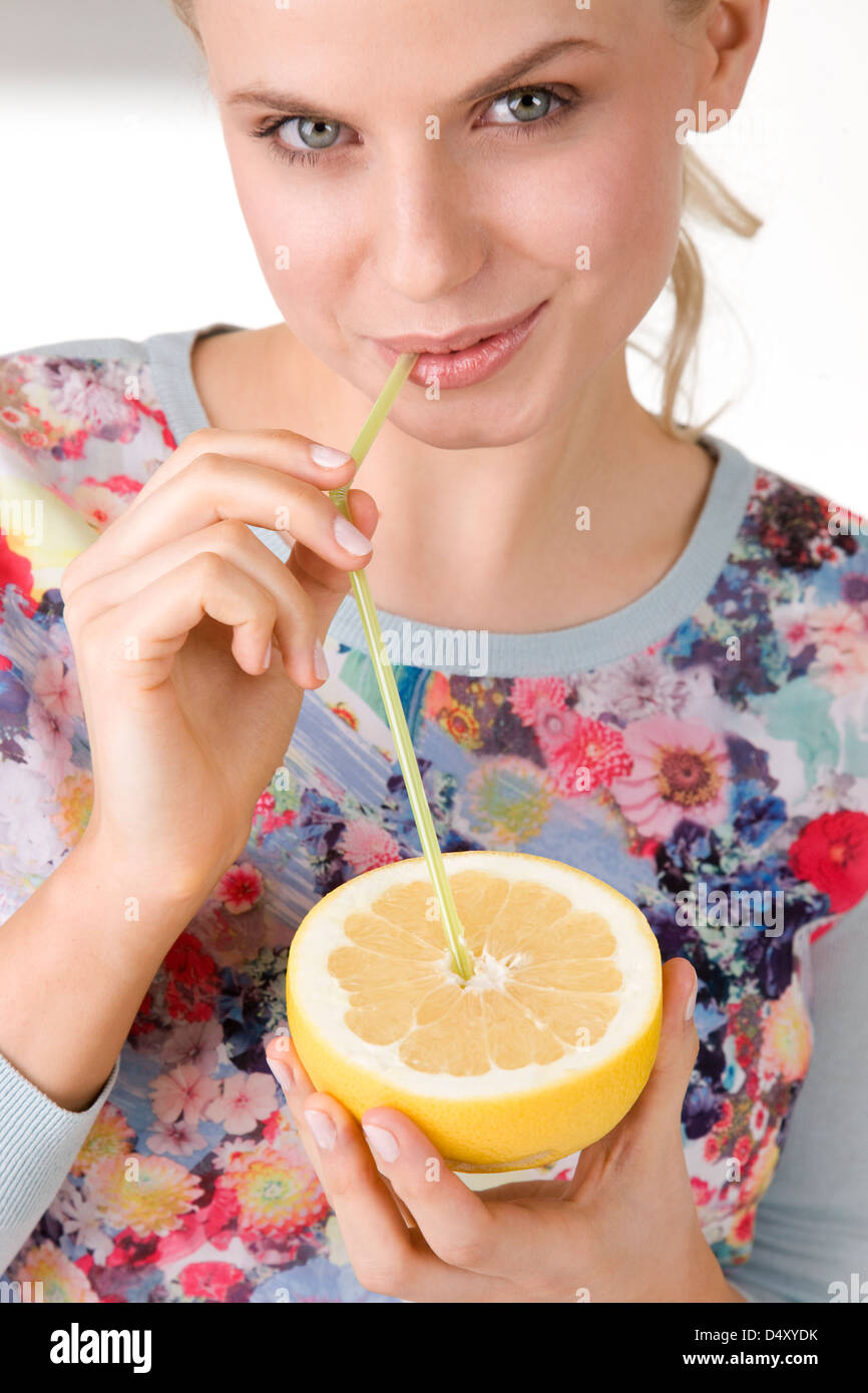 Frau trinkt frische Grapefruit-Saft Stockfoto