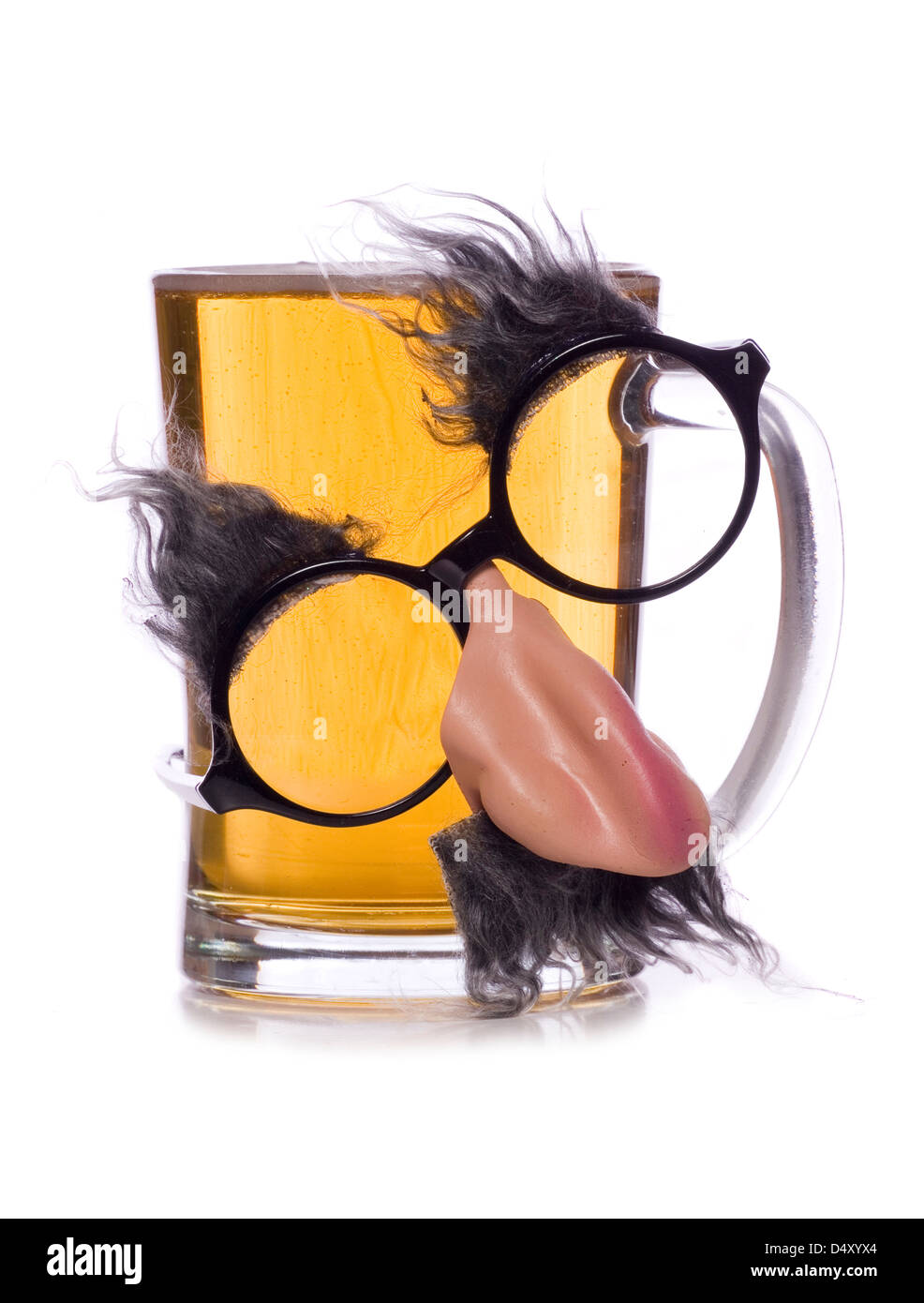 Pint Bier mit Brille zu verschleiern Studio Ausschneiden Stockfoto