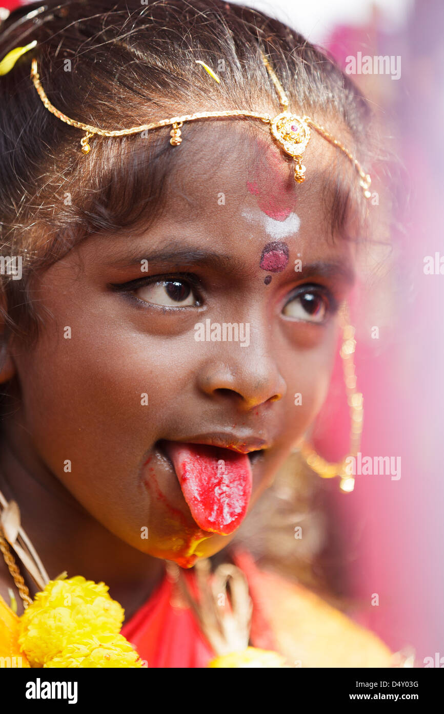 Hindu Girl Anhänger in jährlichen Thaipusam religiöses Fest in Batu-Höhlen in der Nähe von Kuala Lumpur, Malaysia. Stockfoto