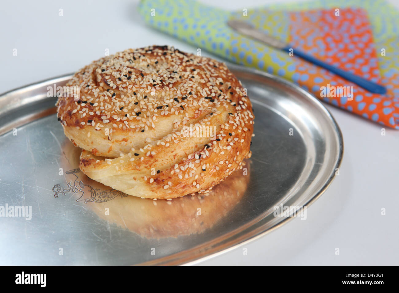 Borek (auch Burek) gefüllt mit Käse oder Kartoffeln oder Pilze ein türkisches Gebäck Stockfoto