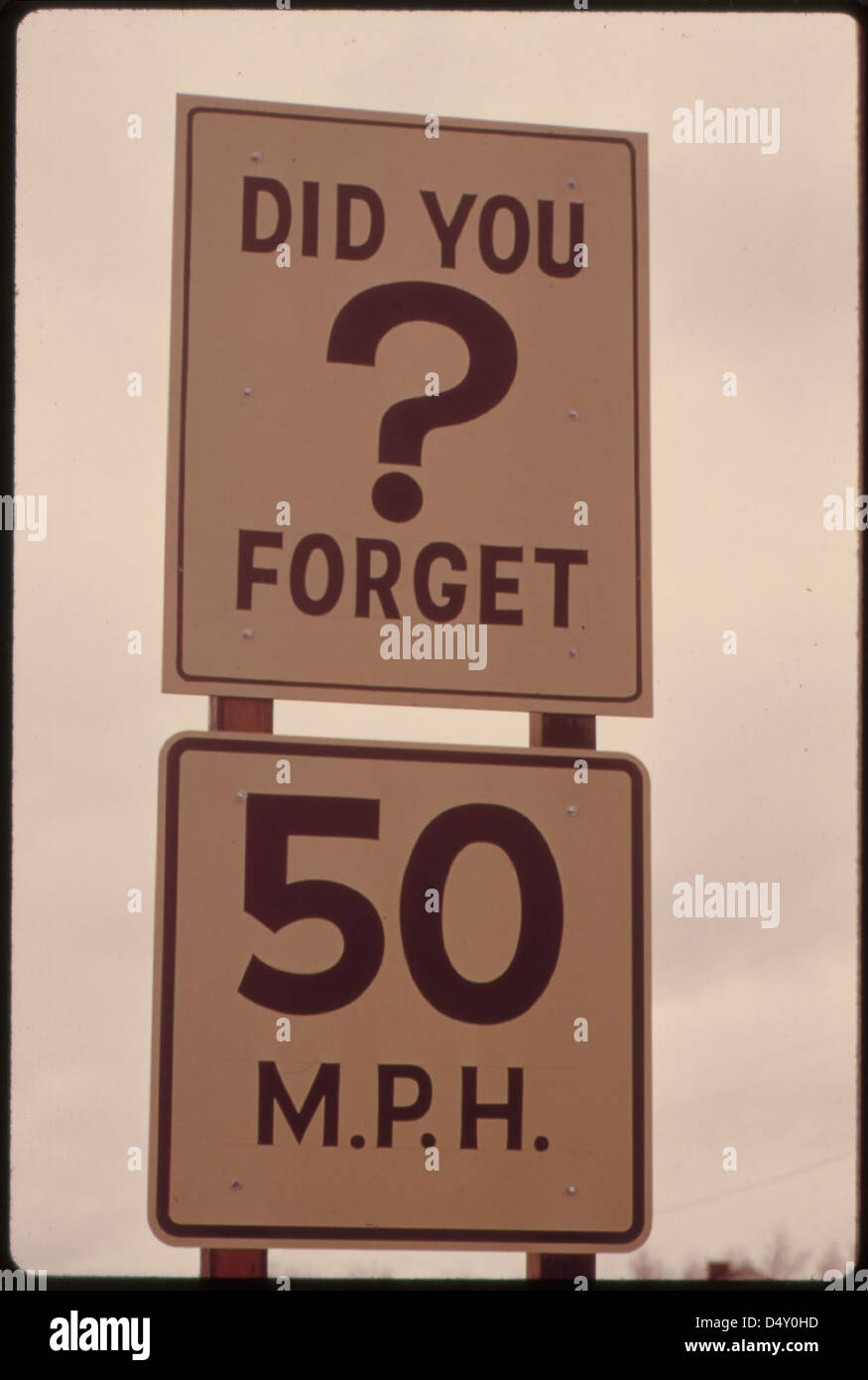 Sowohl Oregon als auch Washington Staaten führte die Nation bei der Verringerung der Fahrgeschwindigkeiten, um Benzin zu sparen, bevor Bundesgrenzen überschritten wurden. Ein Tempolimit-Schild und eine Erinnerung sind entlang der Interstate #5 11/1973 zu sehen Stockfoto