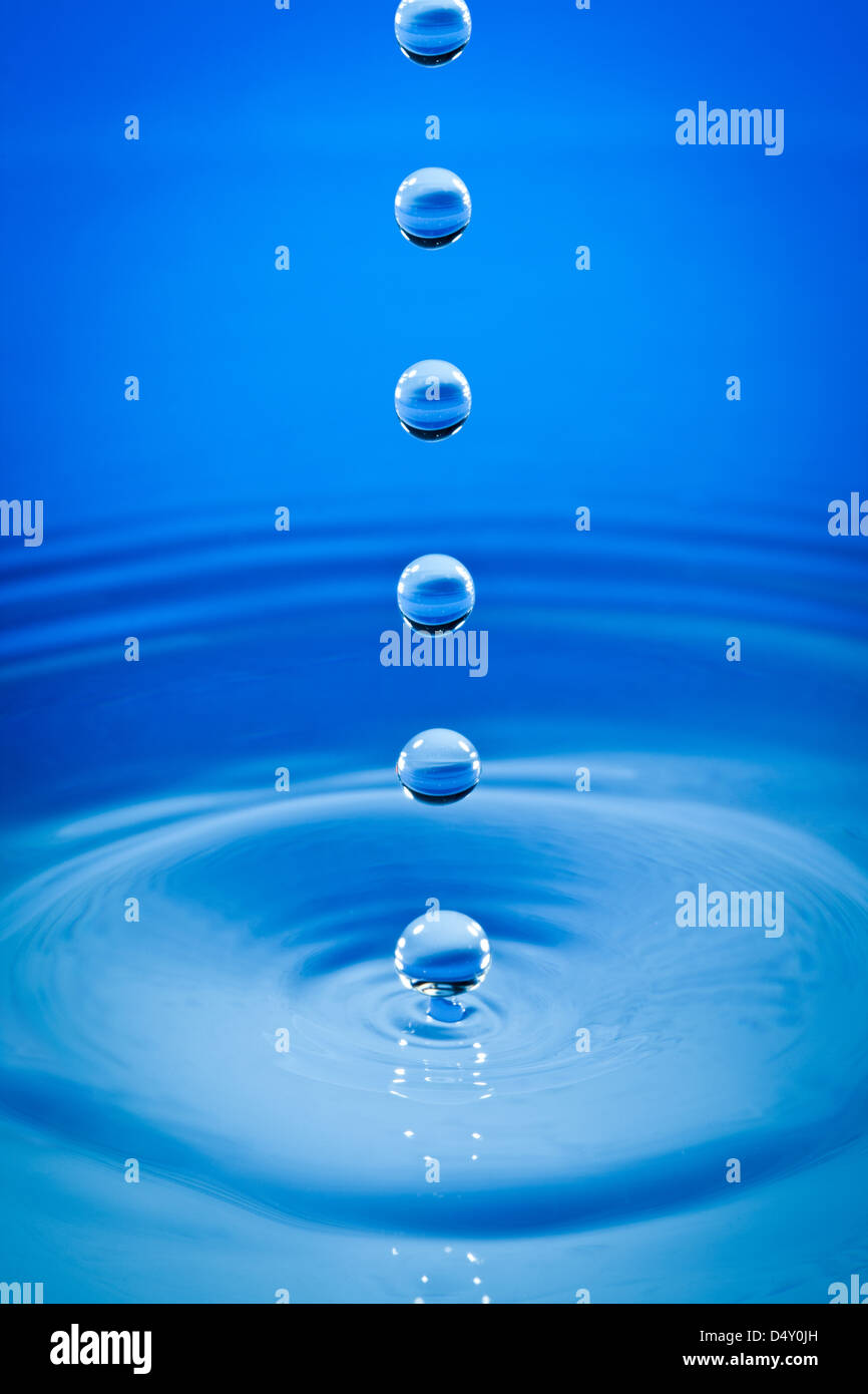 Drei Tropfen Wasser fallen nach unten Stockfoto
