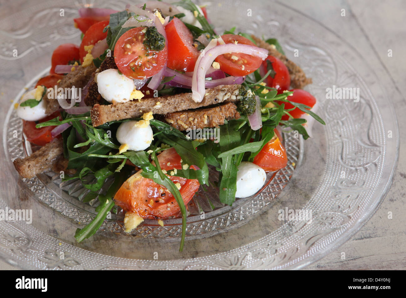 Tomaten, Mozzarella und Basilikum Salat Stockfoto