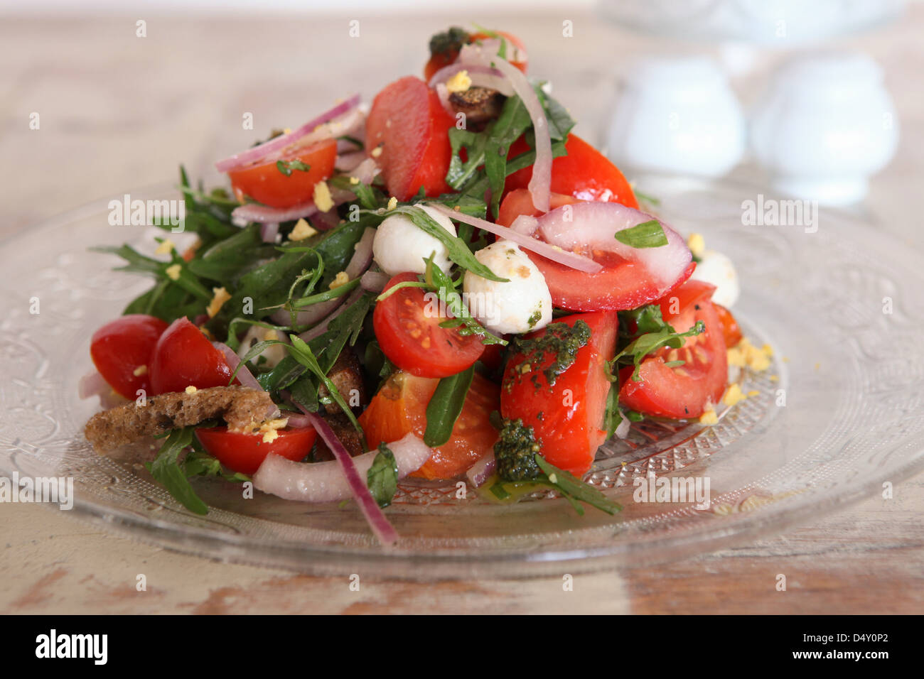 Tomaten, Mozzarella und Basilikum Salat Stockfoto