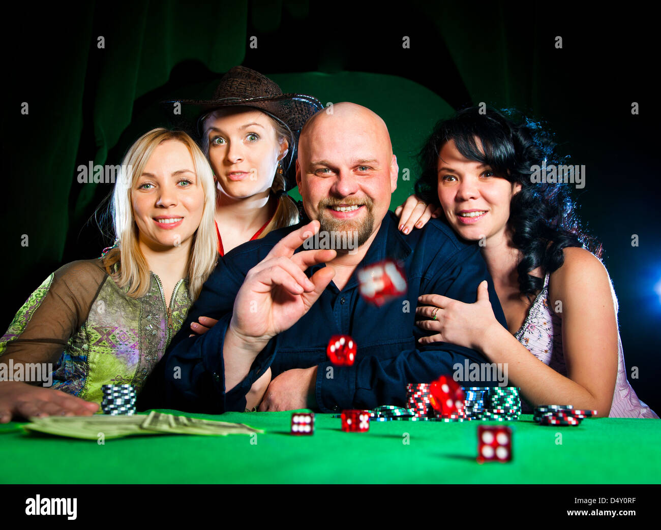 Gesellschaft von Freunden würfelt... Stockfoto