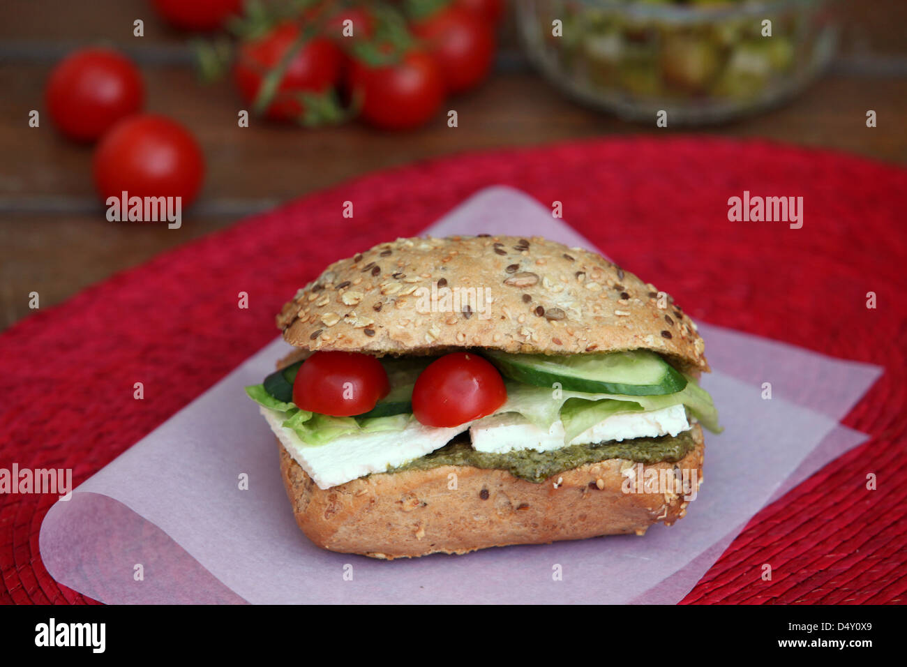 Käsebrot mit Tomaten und Gurken Stockfoto