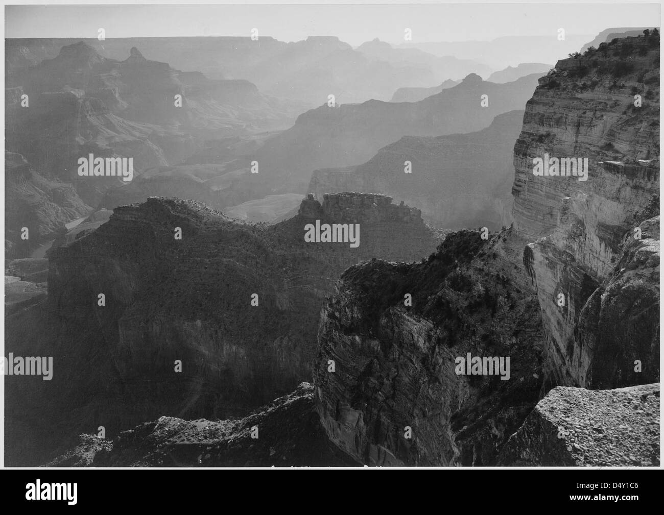 Ein Foto von Ansel Adams, das einen atemberaubenden Blick auf den Grand Canyon aus der Vogelperspektive zeigt, Teil seiner legendären Arbeit, die US-Nationalparks dokumentiert. Stockfoto