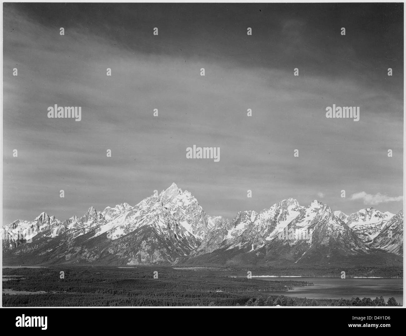 "Teton vom Signal Mountain," Blick auf Tal und schneebedeckte Berge, niedrigen Horizont, Grand-Teton-Nationalpark, Wyoming. Stockfoto