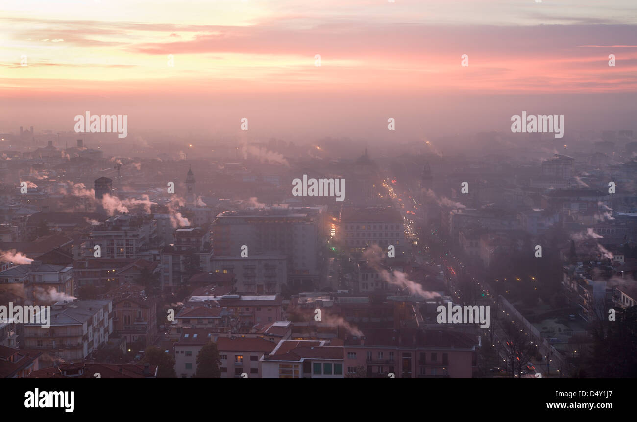 Bergamo - Morgennebel über Unterstadt im Morgenlicht Stockfoto