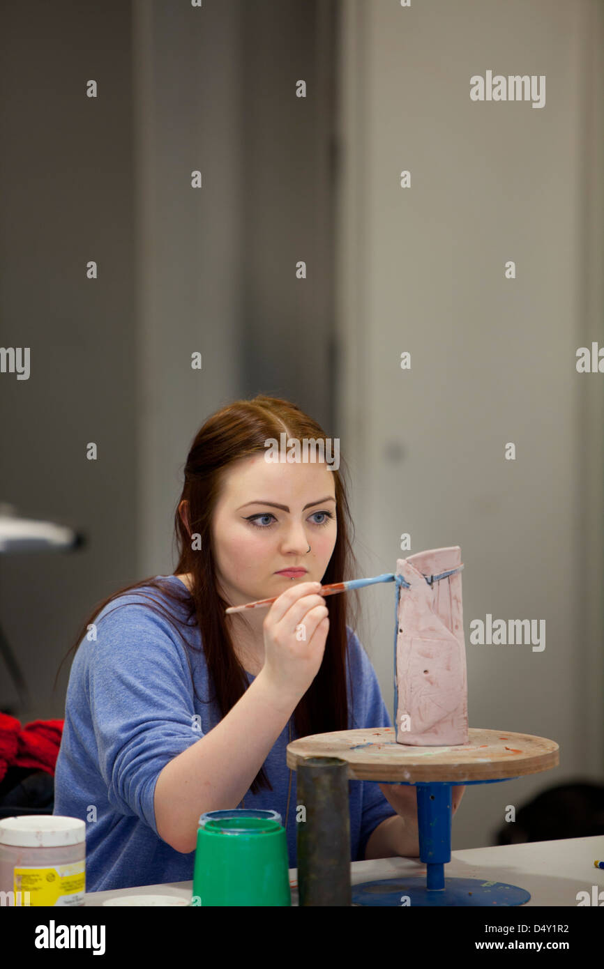 Ein Student arbeitet auf einem Design in ihrer Keramik-Klasse am Cardonald College in Glasgow. Stockfoto
