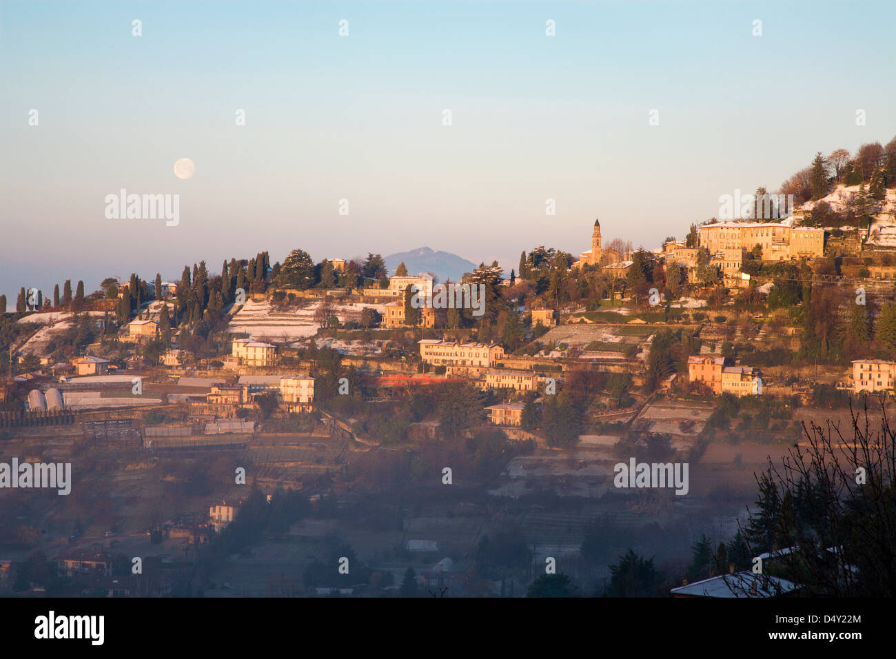 Bergamo - Ausblick von den Wänden der Oberstadt Morgen Stockfoto