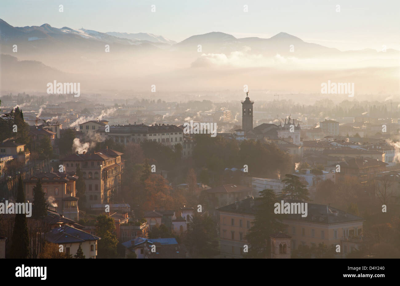 Bergamo - Morgennebel über Unterstadt im Morgenlicht Stockfoto