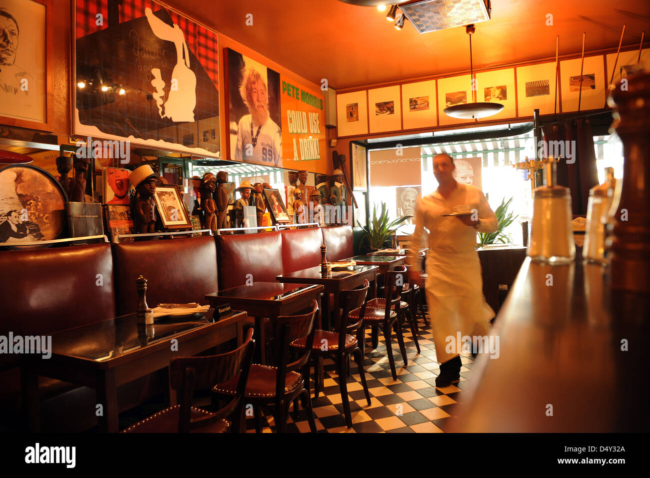 Berlin, Deutschland, ein Kellner in der Paris Bar in der Kantstraße Stockfoto