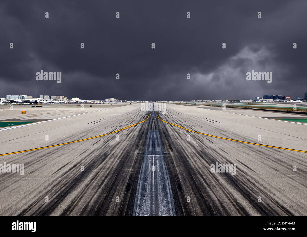 Lax Start-und Landebahn mit schweren Gewitterwolken. Stockfoto