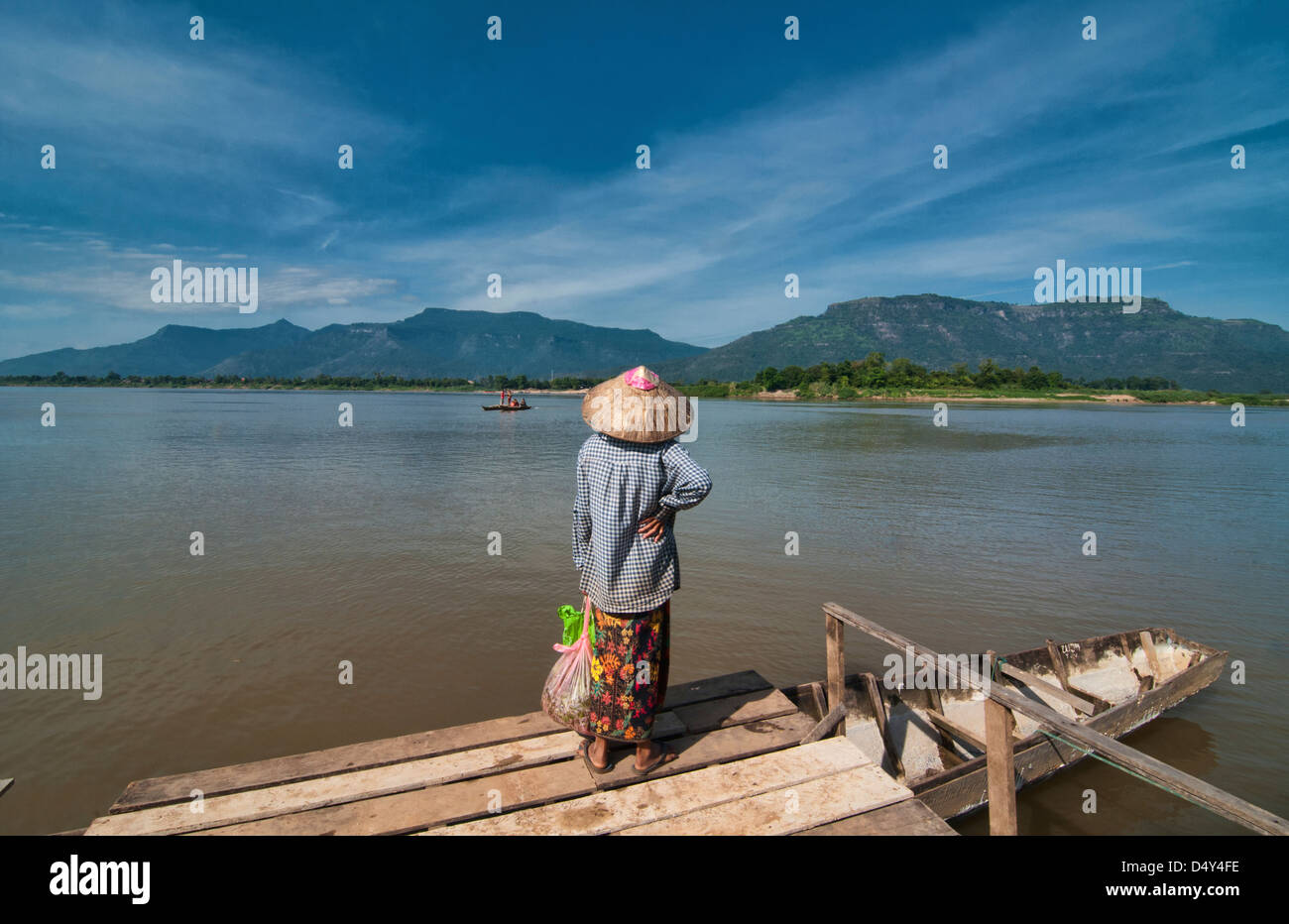 Warten auf dem Pier gegenüber Wat Phu und Champasak am Mekong in Laos Stockfoto