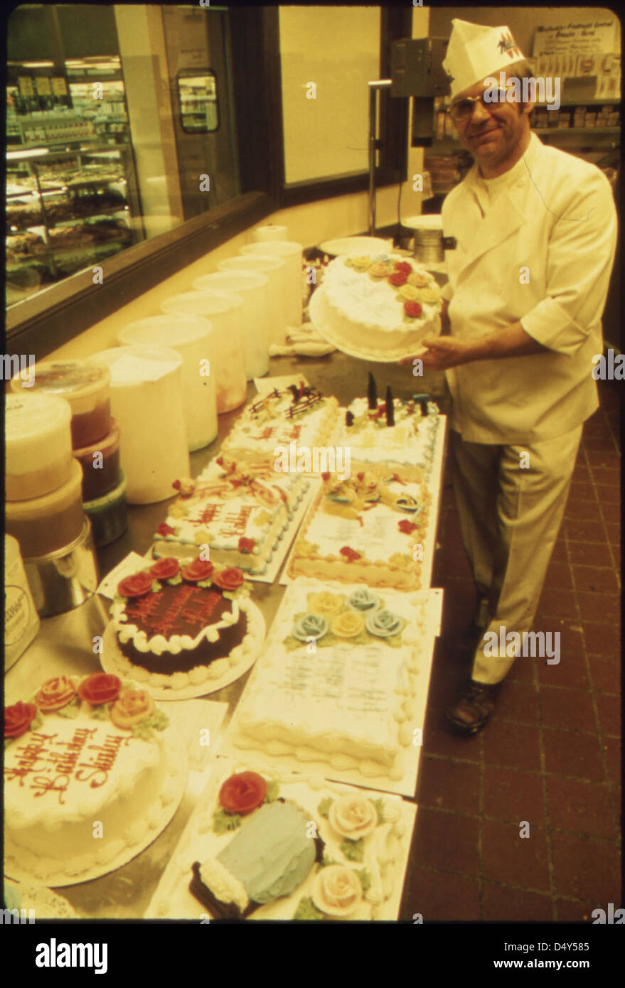 Hans Strzyso, ein deutscher Immigrant, arbeitet als Chefbäcker im Madsens Supermarkt in New Ulm, Minnesota, wo er dekorierte Kuchen und ethnische deutsche Backwaren herstellt. Dieses Bild wurde im Rahmen des DOCUMERICA-Projekts von der Environmental Protection Agency aufgenommen. Stockfoto