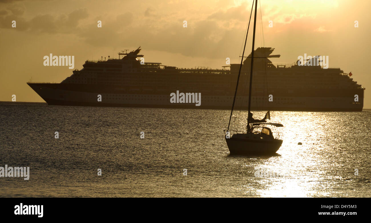 Segelboot bei Sonnenuntergang, St. Croix, Amerikanische Jungferninseln. Stockfoto