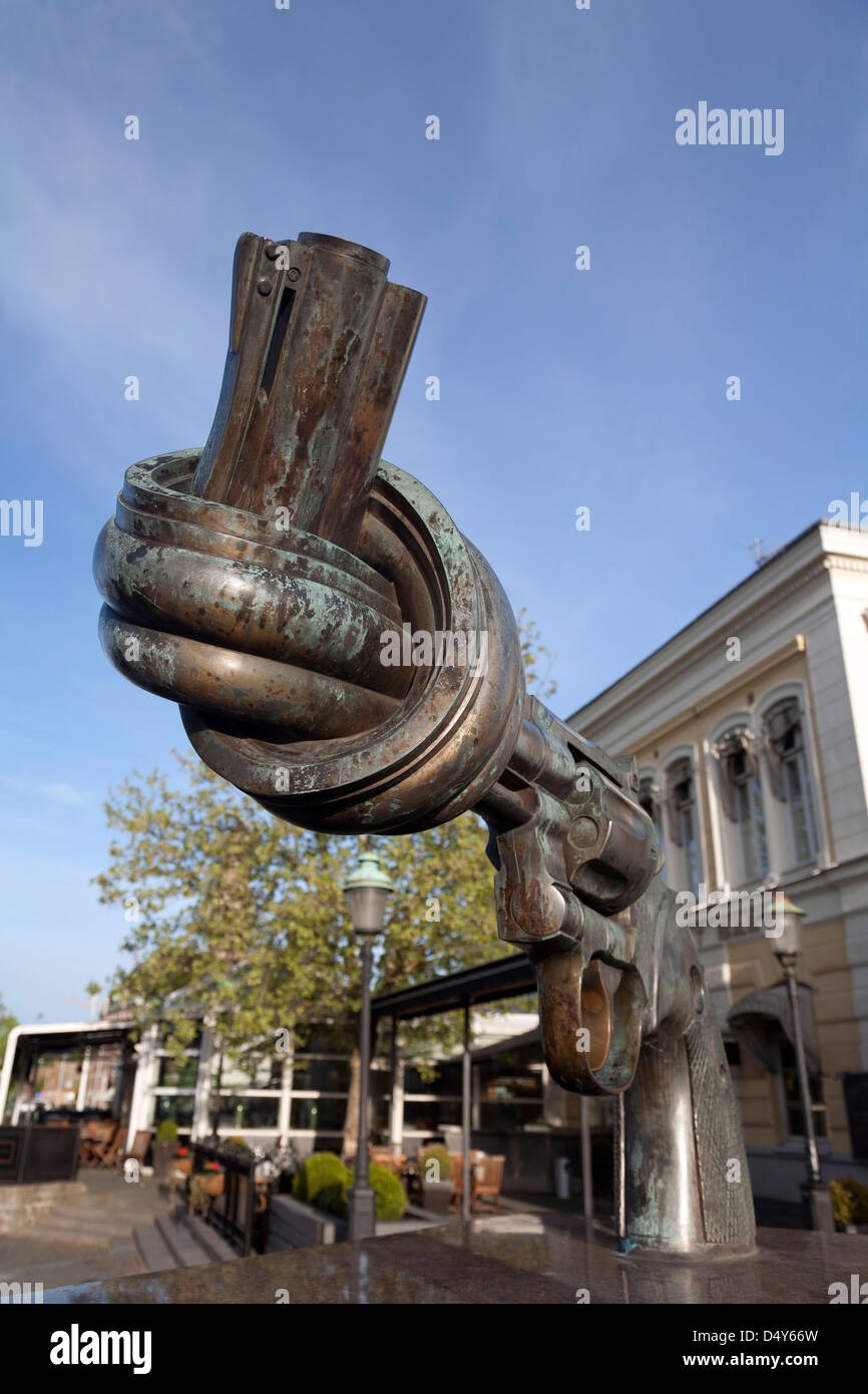 Die Skulptur "Non-Violence" von Carl Fredrik Reutersward, Malmö, Schweden. Stockfoto