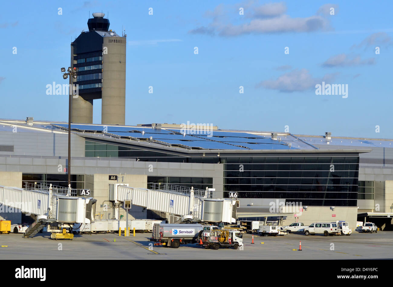 Sonnenkollektoren auf dem Dach eines Endgerätes an Logan International Airport in Boston. Stockfoto Sonnenkollektoren auf dem Dach eines Endgerätes an Logan International Airport in Boston. Stockfoto