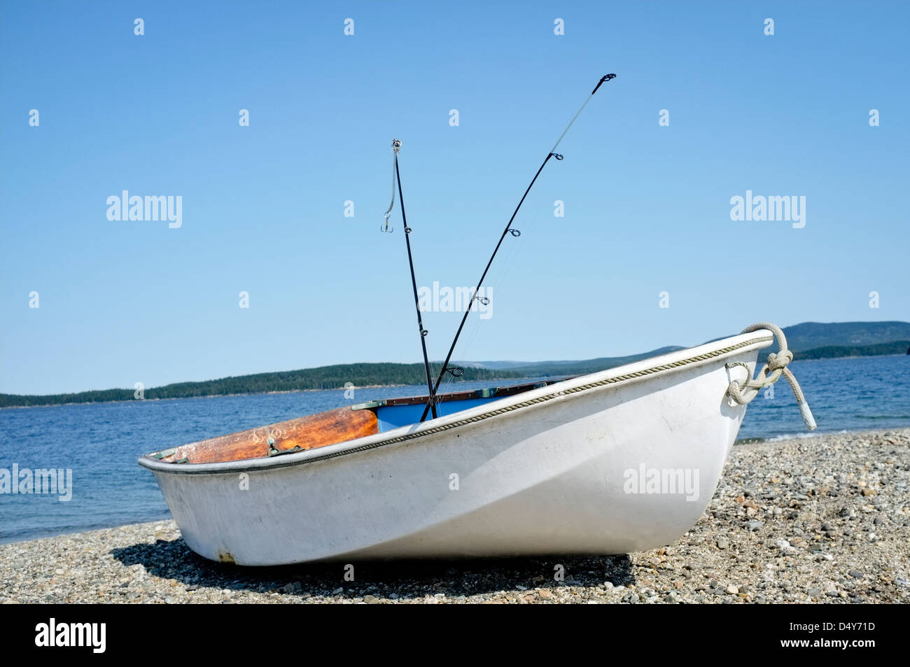 Schlauchboot am Strand in Maine mit Angelruten. Stockfoto