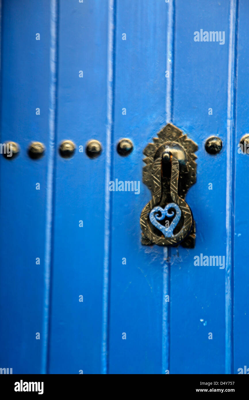 Afrika, Marokko, Rabat. Blaue Tür der Kasbah von Oudaya, ein UNESCO-Weltkulturerbe. Stockfoto