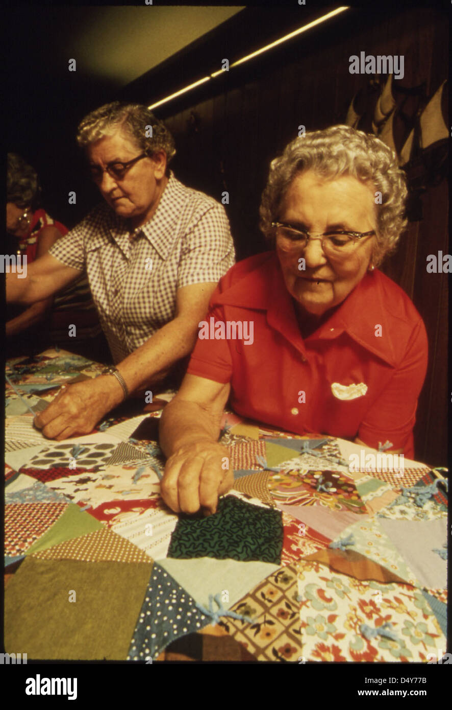 Nahaufnahme von Seniorinnen und Senioren in New Ulm, Minnesota Quilten sie versuchen, die alte Grenze Handwerk lebendig zu halten... Stockfoto