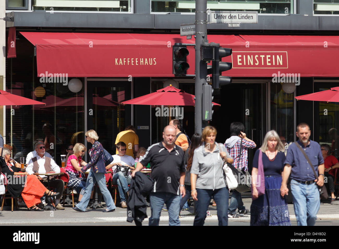 Berlin, Deutschland, Fußgänger und Café Einstein in Berlin-Mitte Stockfoto