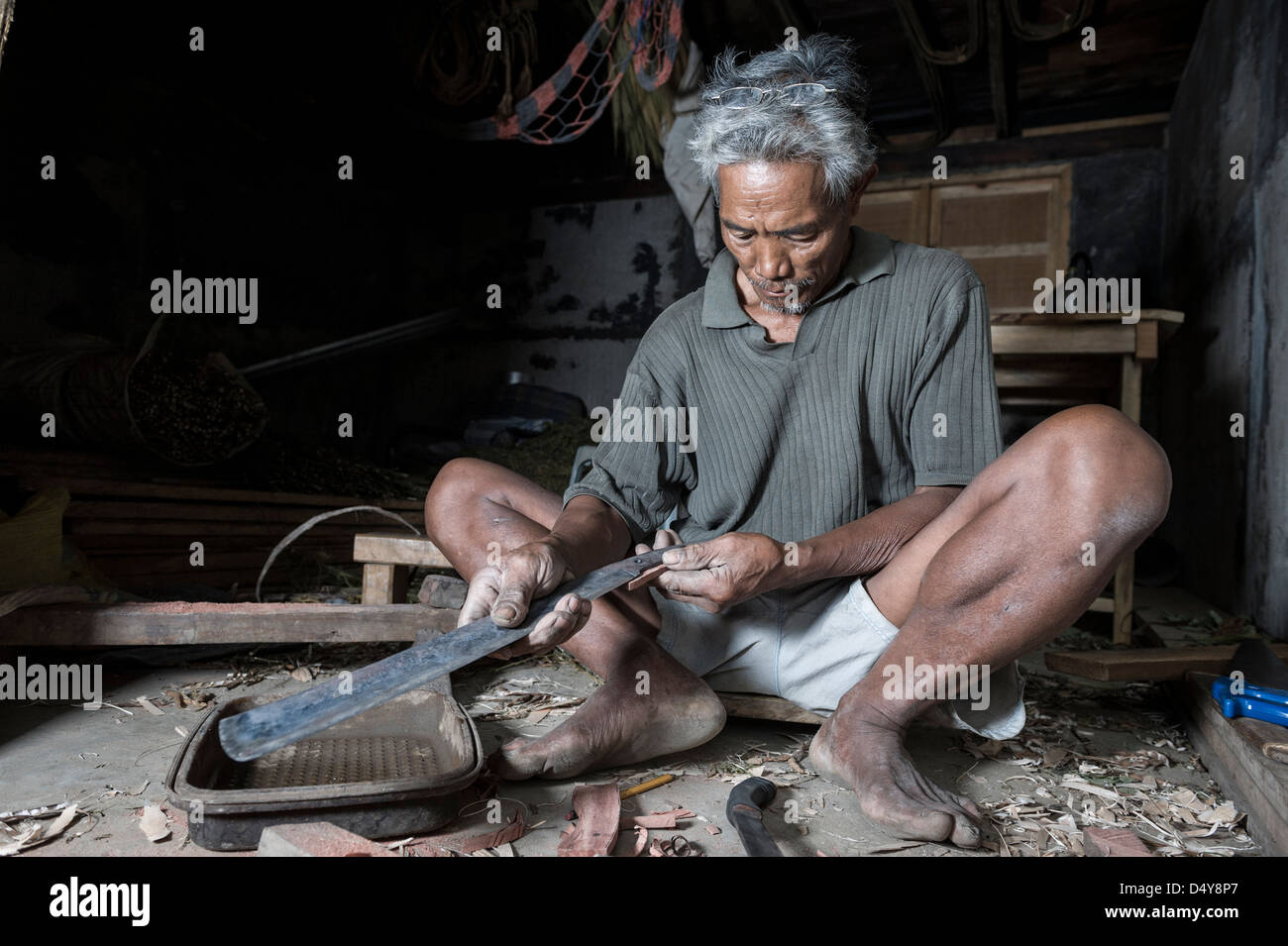 Mann, die Herstellung einer Machete, Buscalan, Kalinga, Philippinen, Asiens Stockfoto