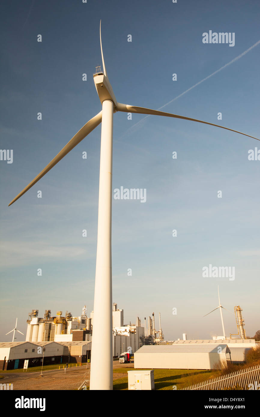 Eine 2MW Windkraftanlage im Eastman-Werk in Workington, Cumbria, UK Stockfoto