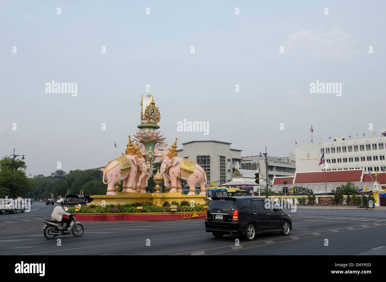 Straßenansicht von Bangkok mit dem Auto und Motorrad. POM Pa Papa Kreuzung mit Elefanten-Statue. Stockfoto