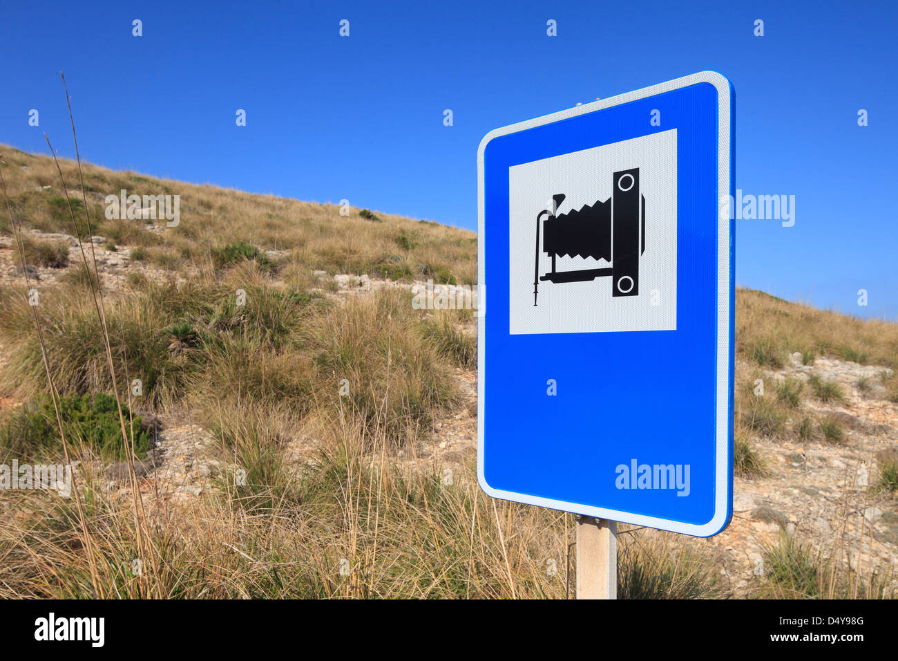 Cap de Formentor, Spanien, Verkehrszeichen mit einem historischen Foto- Kamera auf Mallorca Stockfotografie - Alamy